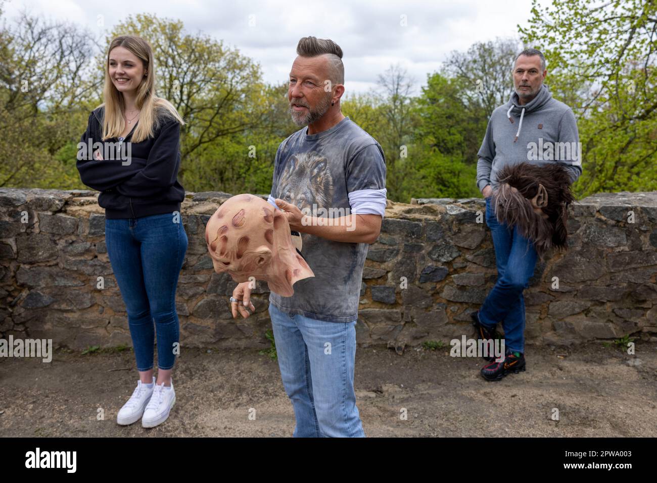 29 avril 2023, Hesse, Mühltal: Casting de monstre au château de Frankenstein, les requérants font leurs premières expériences avec les masques de monstre, Andreas Lorenz avec un masque de monstre Freddy Krüger. Photo: Helmut Fricke/dpa crédit: dpa Picture Alliance/Alay Live News Banque D'Images