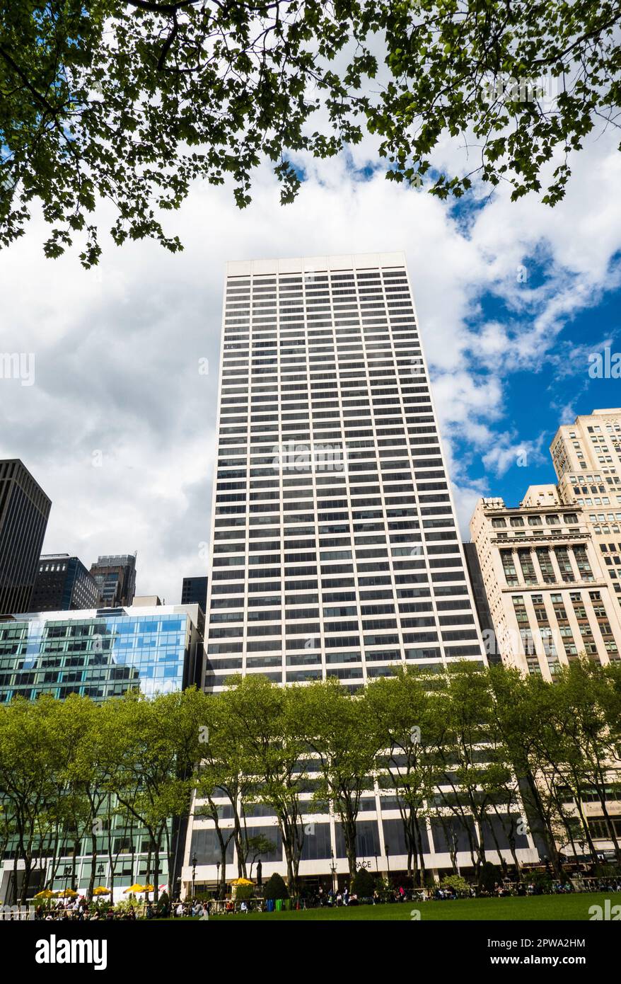 Le Grace Building surplombe Bryant Park à Midtown Manhattan, New York City, USA 2023 Banque D'Images