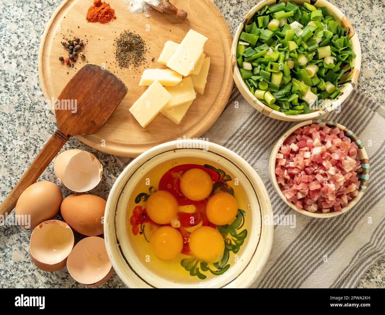 ingrédients pour préparer une omelette avec du bacon et des légumes frais, vue de dessus Banque D'Images