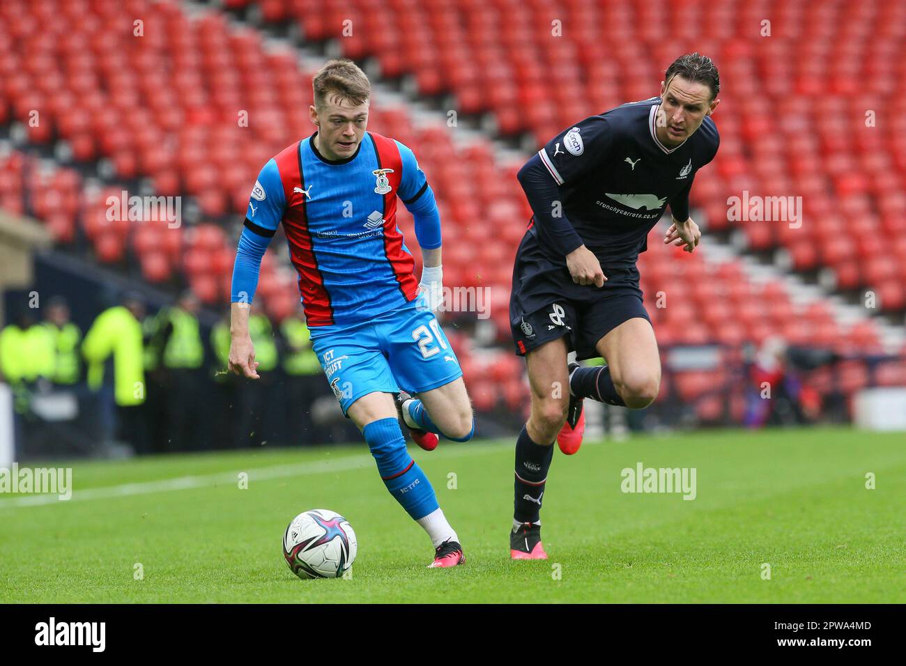 Glasgow, Royaume-Uni. 29th avril 2023. La première demi-finale de la coupe écossaise a été jouée entre Falkirk et Inverness Caledonian Thistle à Hampden Park, Glasgow, Écosse, Royaume-Uni. Inverness a gagné. Par 3 buts à 0 avec des buts de Billy McKay, numéro 9, 7 minutes (pénalité), et 57 minutes. Avec un autre de Daniel MacKay, numéro 17, en 34 minutes. Inverness va maintenant jouer le gagnant de la prochaine demi-finale entre Rangers et Celtic. Crédit : Findlay/Alay Live News Banque D'Images