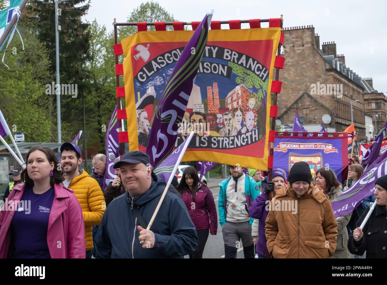 Glasgow, Écosse, Royaume-Uni. 29th avril 2023. Les militants défilent dans la ville de George Square à Queens Park pour marquer le jour de mai de STUC. Credit: SKULLY/Alay Live News Banque D'Images