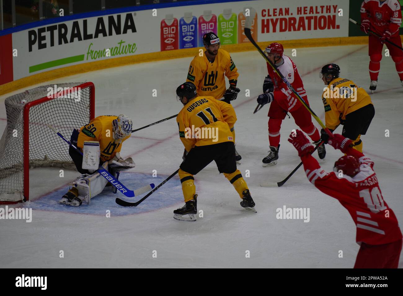 Nottingham, Royaume-Uni. 29 avril 2023. Les joueurs de Pologne célèbrent après avoir marqué un but contre la Lituanie lors d'un match du Championnat du monde de hockey sur glace 2023 de l'IIHF, division I, groupe A, à l'arène Motorpoint, Nottingham. Crédit : Colin Edwards/Alay Live News Banque D'Images