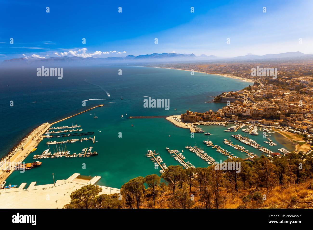 Paysage d'un splendide village de bord de mer sicilien avec son charmant petit port Banque D'Images