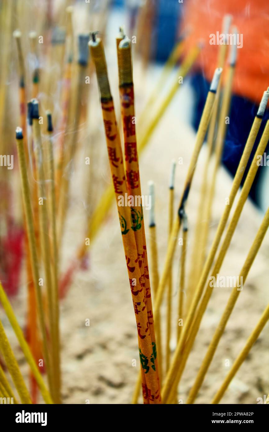 Gros plan de bâtonnets d'encens dans un temple chinois à Hong Kong. Bâtons  d'Encens avec des bénédictions chinoises. Traduction : souhaitons la  réussite de votre entreprise Photo Stock - Alamy