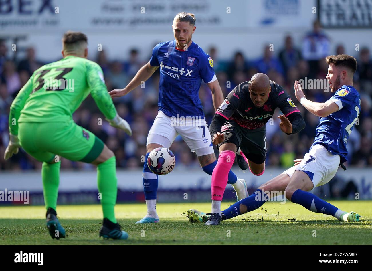 George Hirst (à droite), d'Ipswich Town, marque le troisième but du match de la Sky Bet League One à Portman Road, Ipswich. Date de la photo: Samedi 29 avril 2023. Banque D'Images