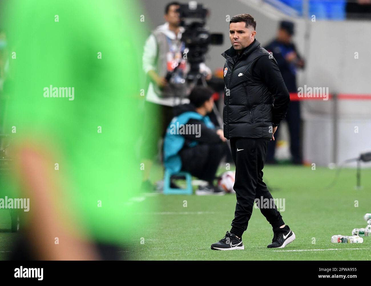 Qingdao, Association chinoise de football Super League (CSL) quatrième tour de match entre Wuhan Three Towns et Qingdao Hainiu à Qingdao, dans la province de Shandong en Chine orientale. 29th avril 2023. Antonio Gomez, entraîneur en chef de Qingdao Hainiu, regarde pendant une saison 2023 de la Super League (CSL) de l'Association chinoise de football, quatrième tour entre Wuhan Three Towns et Qingdao Hainiu à Qingdao, dans la province de Shandong, en Chine orientale, au 29 avril 2023. Credit: Li Ziheng/Xinhua/Alay Live News Banque D'Images