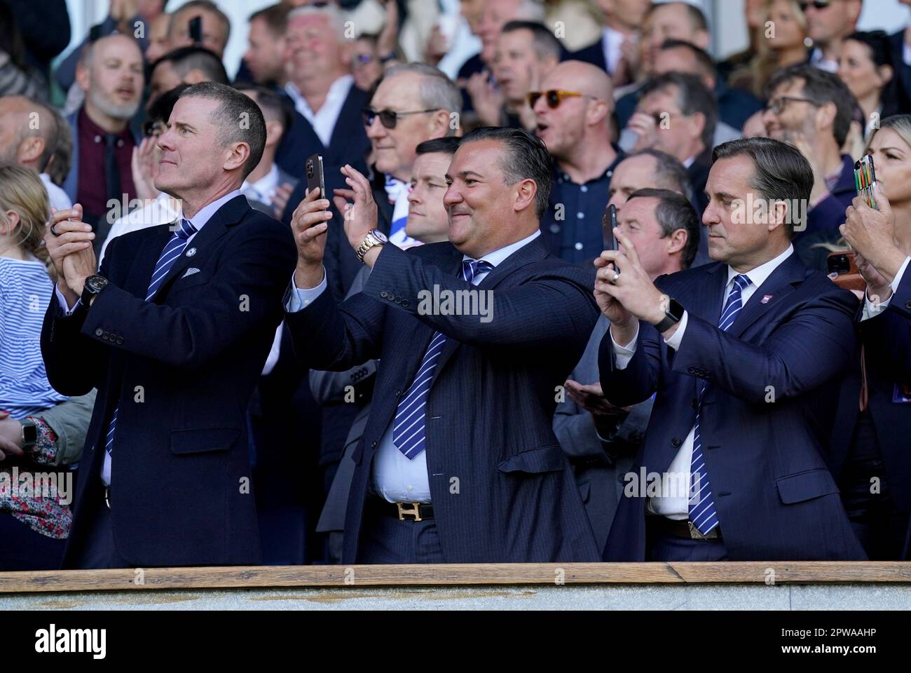 Le directeur de la ville d'Ipswich Brett Johnson (à gauche), le président Berke Bakay (au centre) et le copropriétaire Mark Detmer filme des stands lors du match de la Sky Bet League One à Portman Road, à Ipswich. Date de la photo: Samedi 29 avril 2023. Banque D'Images