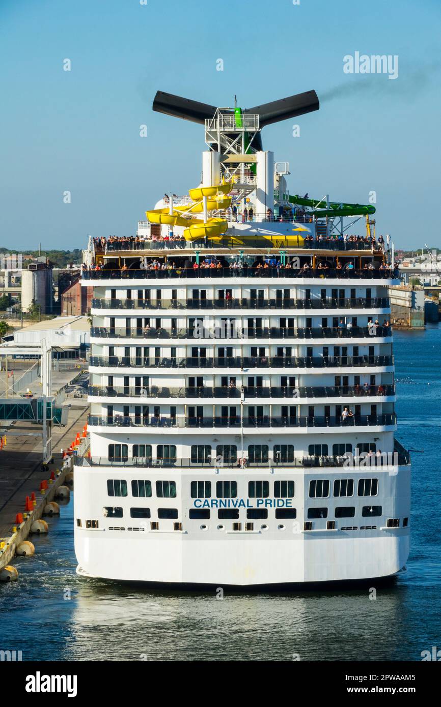 Le Carnival Pride est un navire de croisière de classe Spirit exploité par Carnival Cruise Line. Il a été construit par KvÃ¦rner Masa-Yards dans son chantier naval Helsinki New Shipyard à Helsinki Banque D'Images