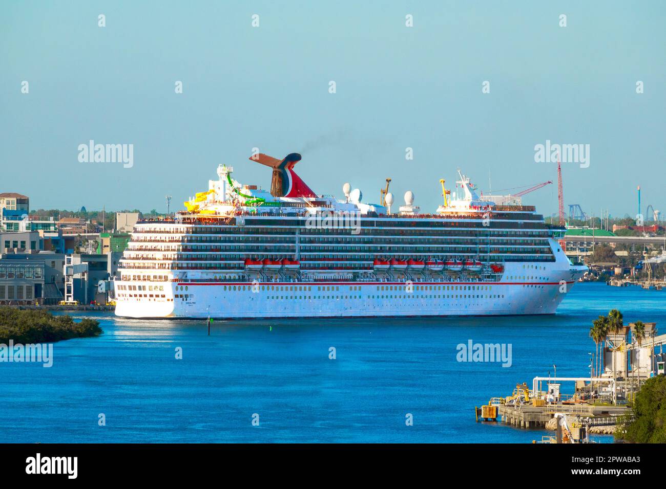 Le Carnival Pride est un navire de croisière de classe Spirit exploité par Carnival Cruise Line. Il a été construit par KvÃ¦rner Masa-Yards dans son chantier naval Helsinki New Shipyard à Helsinki Banque D'Images