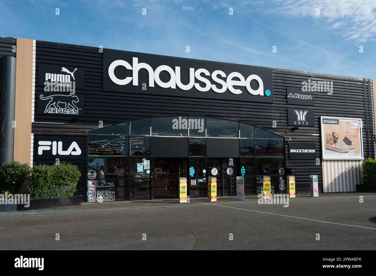 Vue extérieure d'un magasin Chaussea, une chaîne de magasins française  spécialisée dans la vente de chaussures pour hommes, femmes et enfants à  des prix très compétitifs Photo Stock - Alamy