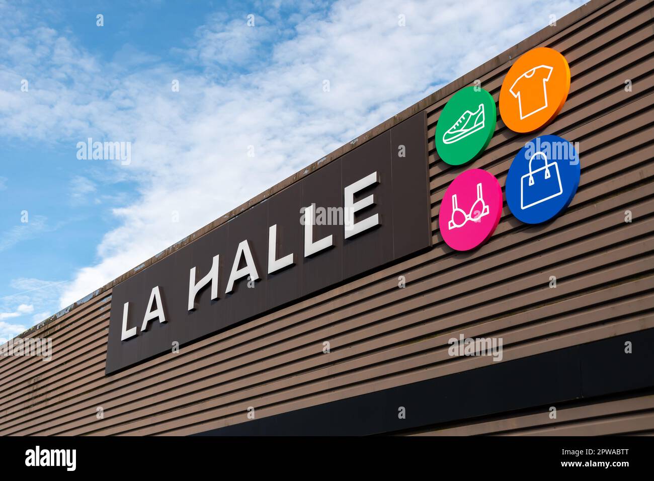 Signe et logo d'un magasin de détail la Halle, une entreprise française  spécialisée dans la vente de vêtements, chaussures et accessoires pour  toute la famille Photo Stock - Alamy