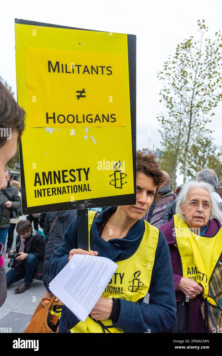 Paris, France, Portrait, activistes d’Amnesty International, manifestation de l’OGN aux activistes du climat emprisonnés, tenant des pancartes de protestation, 2013 Banque D'Images