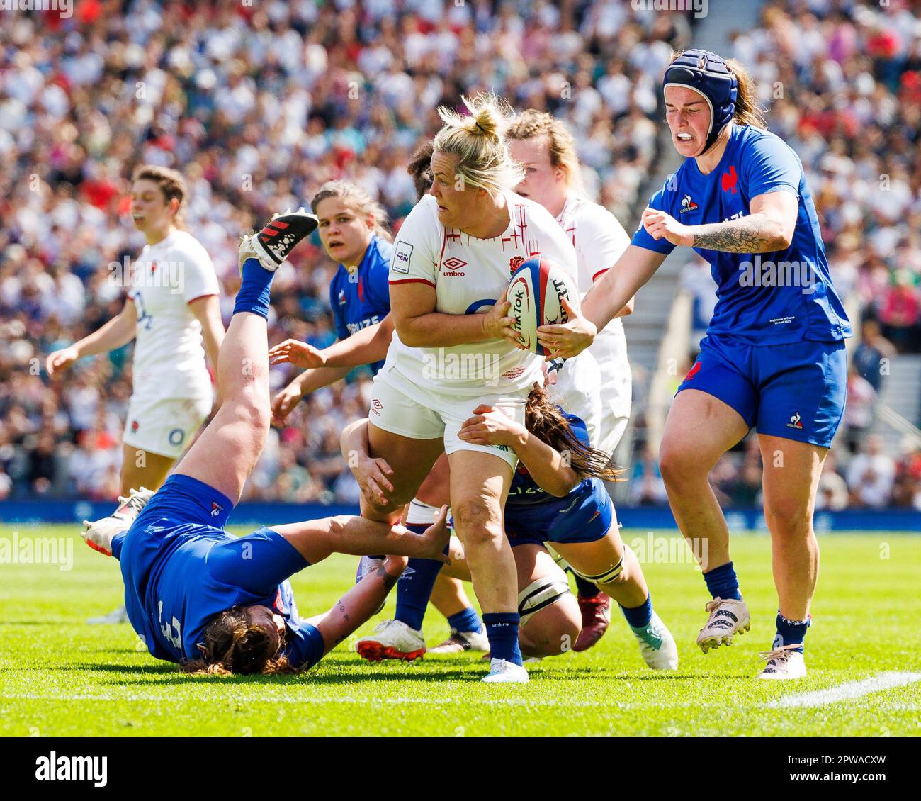 Twickenham, Royaume-Uni. 28th avril 2023. Marlie Packer of England Women est une double attaque lors du match des six Nations femmes de TikTok Angleterre contre France au stade de Twickenham, Twickenham, Royaume-Uni, 29th avril 2023 (photo de Nick Browning/News Images) à Twickenham, Royaume-Uni, le 4/28/2023. (Photo de Nick Browning/News Images/Sipa USA) crédit: SIPA USA/Alay Live News Banque D'Images