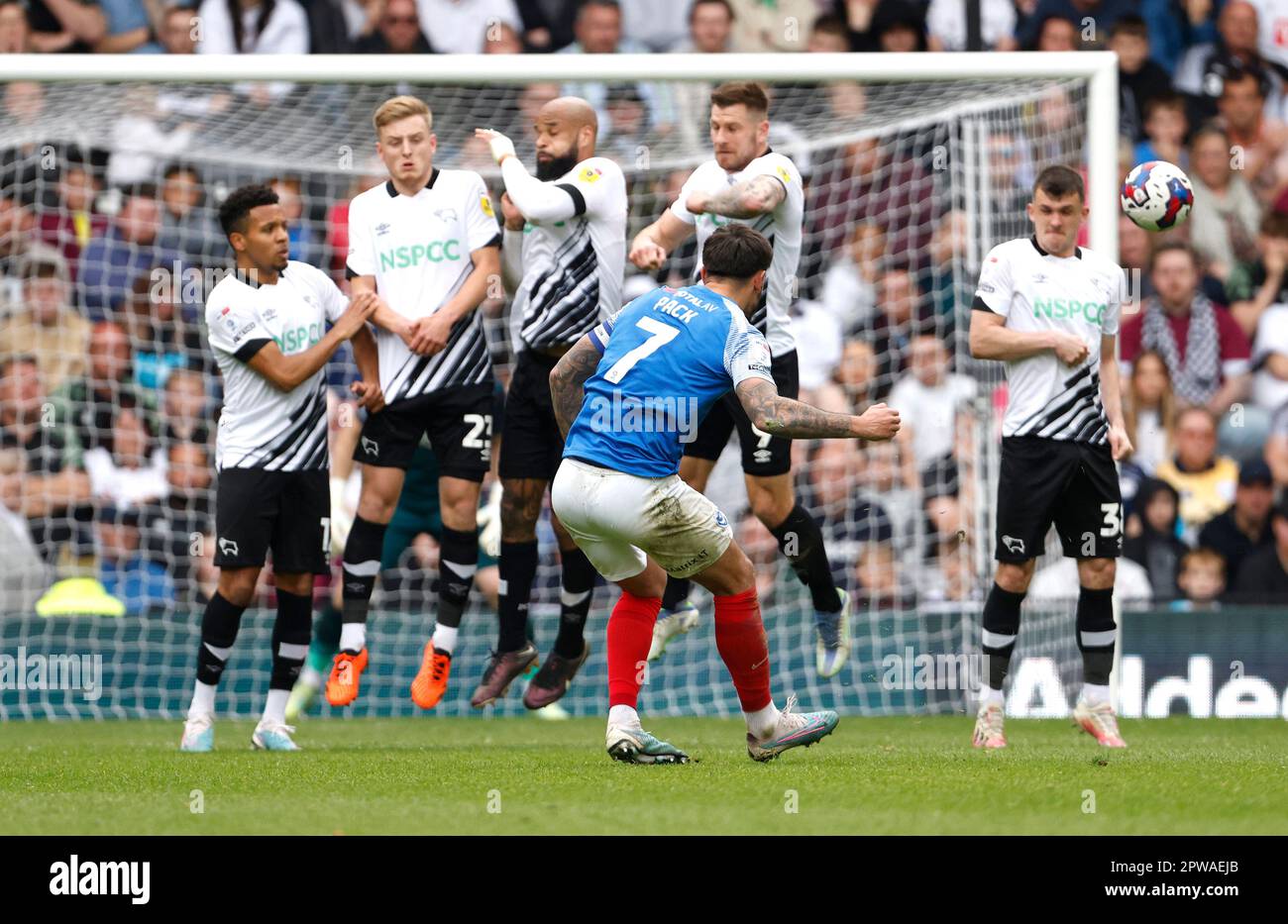 Le Marlon Pack de Portsmouth tente un coup de pied libre lors du match de la Sky Bet League One au Pride Park, Derby. Date de la photo: Samedi 29 avril 2023. Banque D'Images