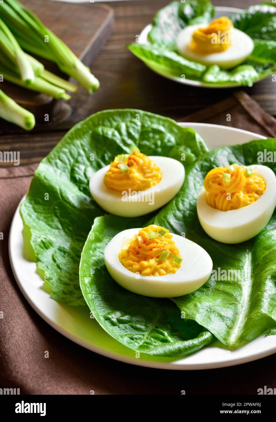 Œufs défaits avec paprika, moutarde et mayonnaise sur plaque sur fond de bois. Vue rapprochée Banque D'Images