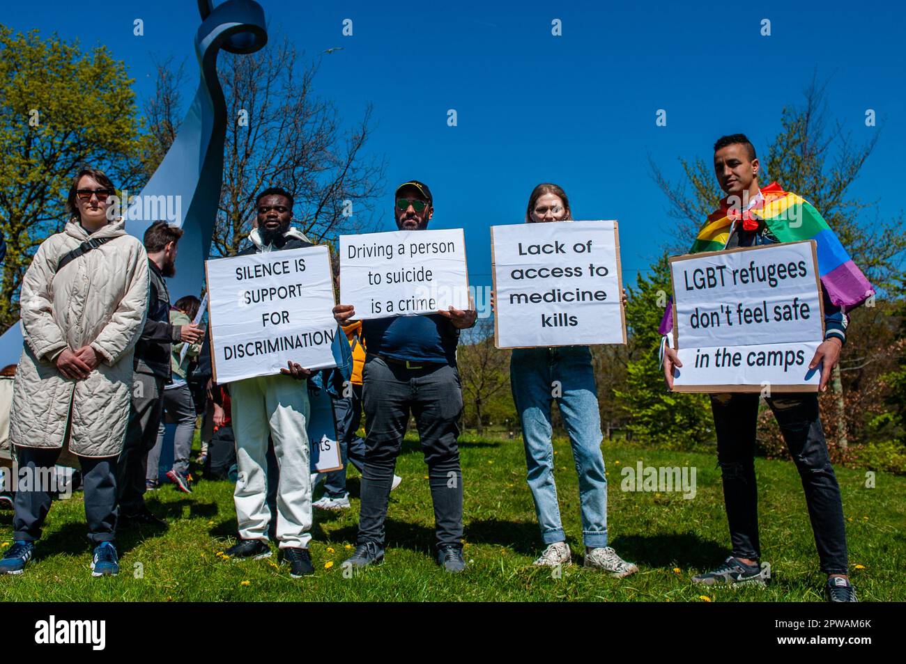 La Haye, pays-Bas. 29th avril 2023. Un groupe de manifestants a vu tenir des pancartes réclamant des droits de l'homme pour les demandeurs d'asile LGBTQIA pendant la manifestation. Les personnes LGBTQIA, qui devaient devenir des réfugiés en raison de l'homophobie militante dans leur pays d'origine, doivent faire face à la violence et à l'humiliation tous les jours et se suicider en raison d'un manque de protection et de soins médicaux dans les centres de réfugiés du pays. Pour cette raison, l'organisation « Rainbow Rights activistes » a organisé un rassemblement de sécurité pour exiger la protection et la sécurité des demandeurs d'asile LGBTQIA. La manifestation a eu lieu à l'International gay Monumen Banque D'Images