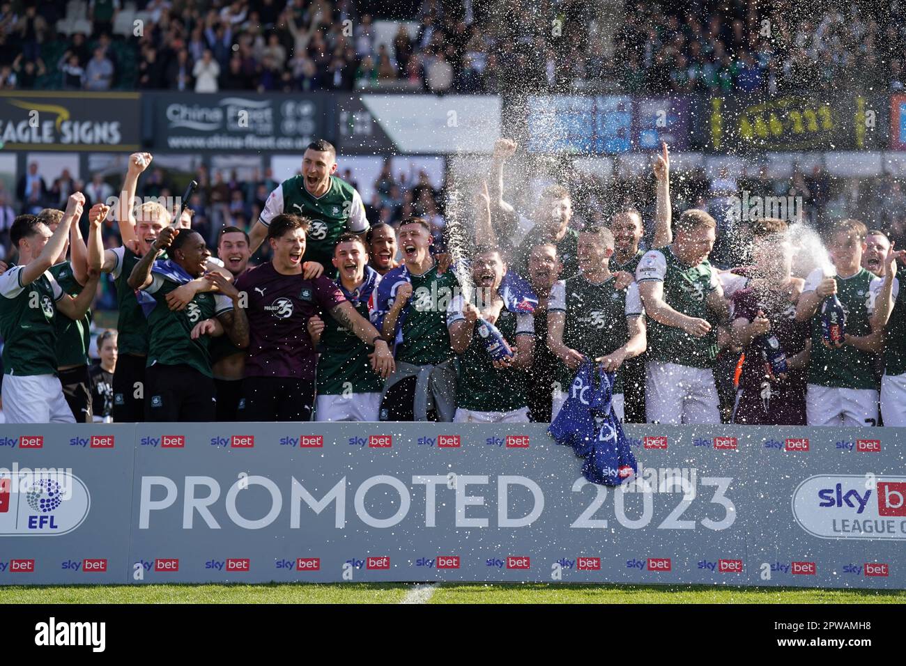 Les joueurs de Plymouth Argyle célèbrent la promotion au championnat après le match de la Sky Bet League One à Home Park, Plymouth. Date de la photo: Samedi 29 avril 2023. Banque D'Images