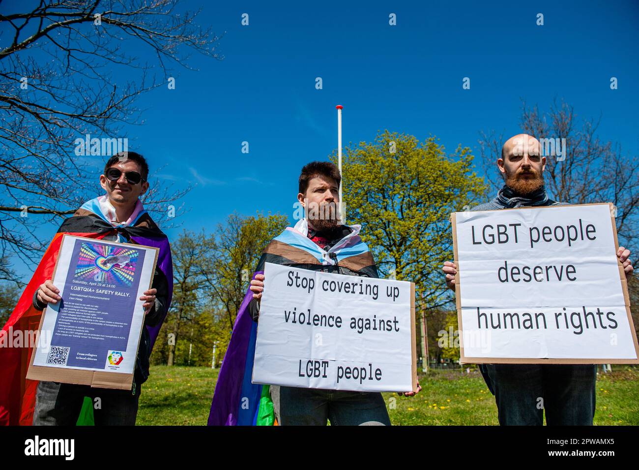 Trois hommes sont vus en possession de pancartes demandant de mettre fin à la violence contre les demandeurs d'asile LGBTQIA pendant la manifestation. Les personnes LGBTQIA, qui devaient devenir des réfugiés en raison de l'homophobie militante dans leur pays d'origine, doivent faire face à la violence et à l'humiliation tous les jours et se suicider en raison d'un manque de protection et de soins médicaux dans les centres de réfugiés du pays. Pour cette raison, l'organisation « Rainbow Rights activistes » a organisé un rassemblement de sécurité pour exiger la protection et la sécurité des demandeurs d'asile LGBTQIA. La manifestation a eu lieu au Monument international des gays, à la Haye. (Photo d'Ana fer Banque D'Images