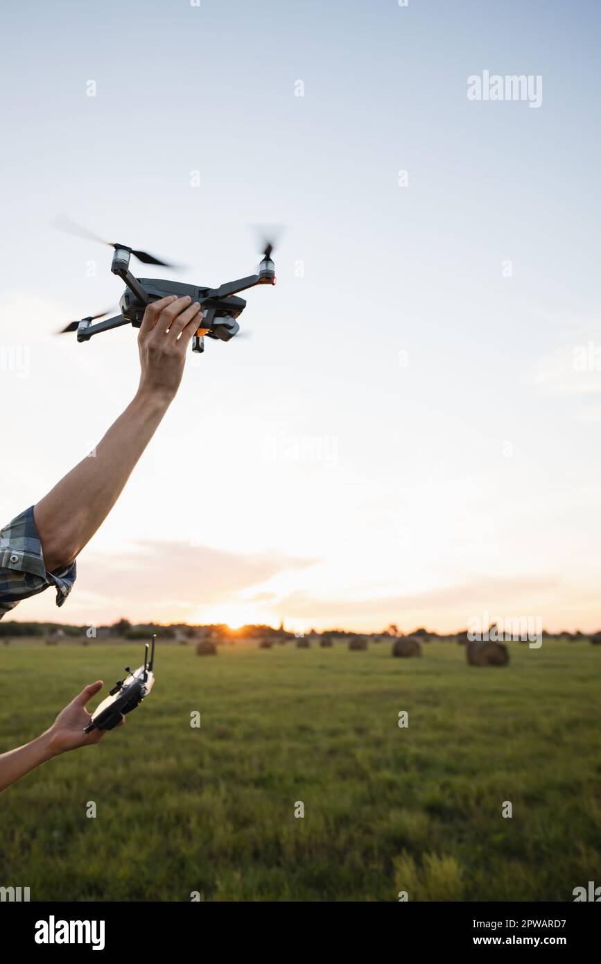 Fermier avec drone. Agriculture intelligente et agriculture de précision. Banque D'Images