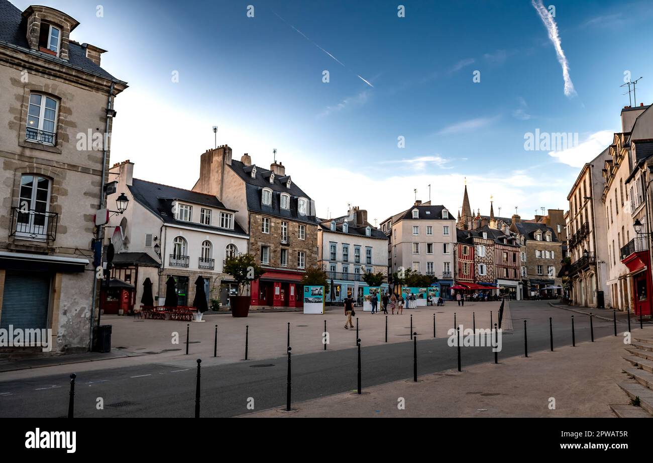 Rue étroite dans la ville médiévale vannes sur la côte atlantique du Morbihan en Bretagne, France Banque D'Images