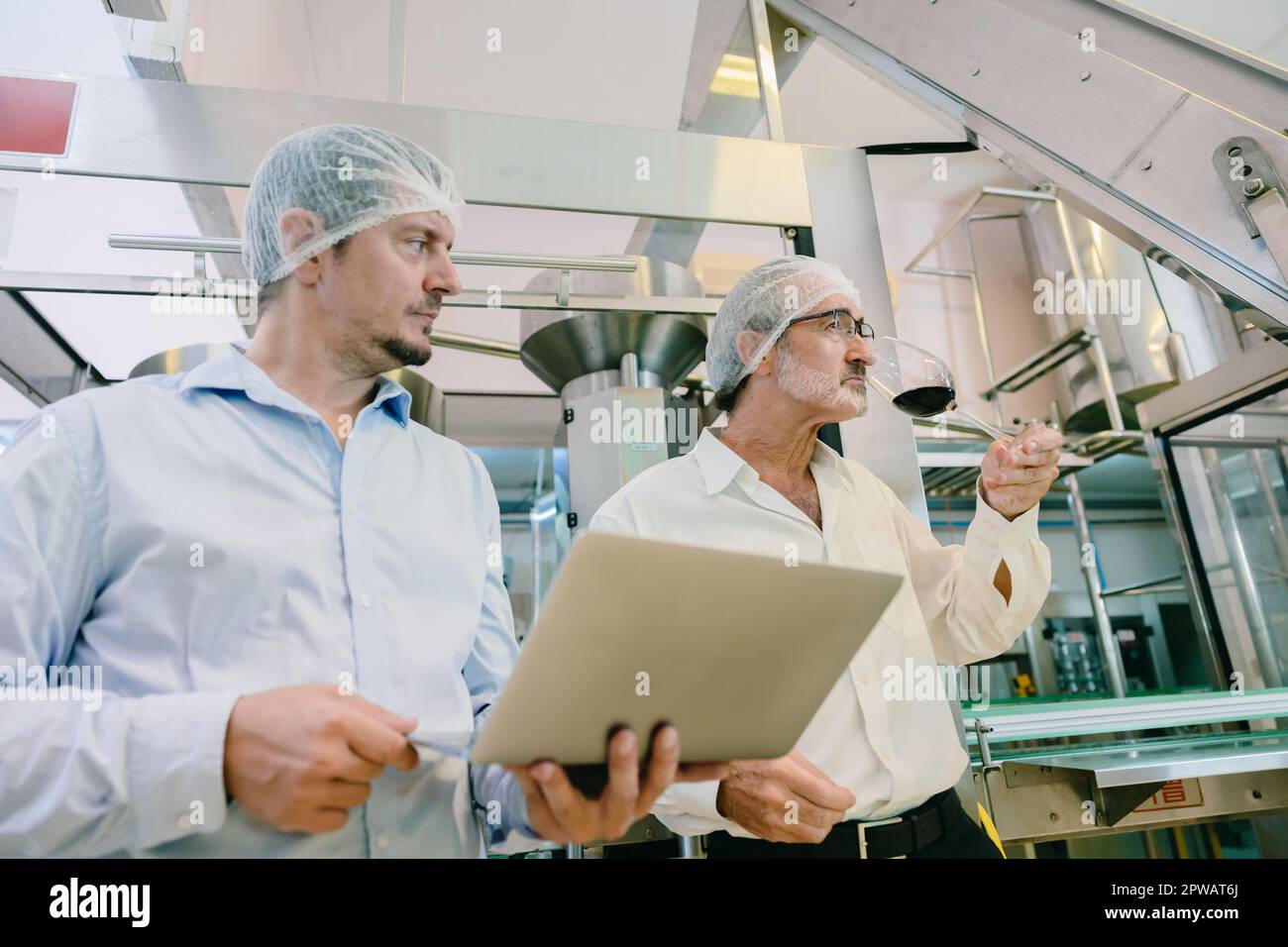 Viticulteur professionnel standard travail chek hygiène qualité de la production de boissons dans la ligne usine de boissons Banque D'Images