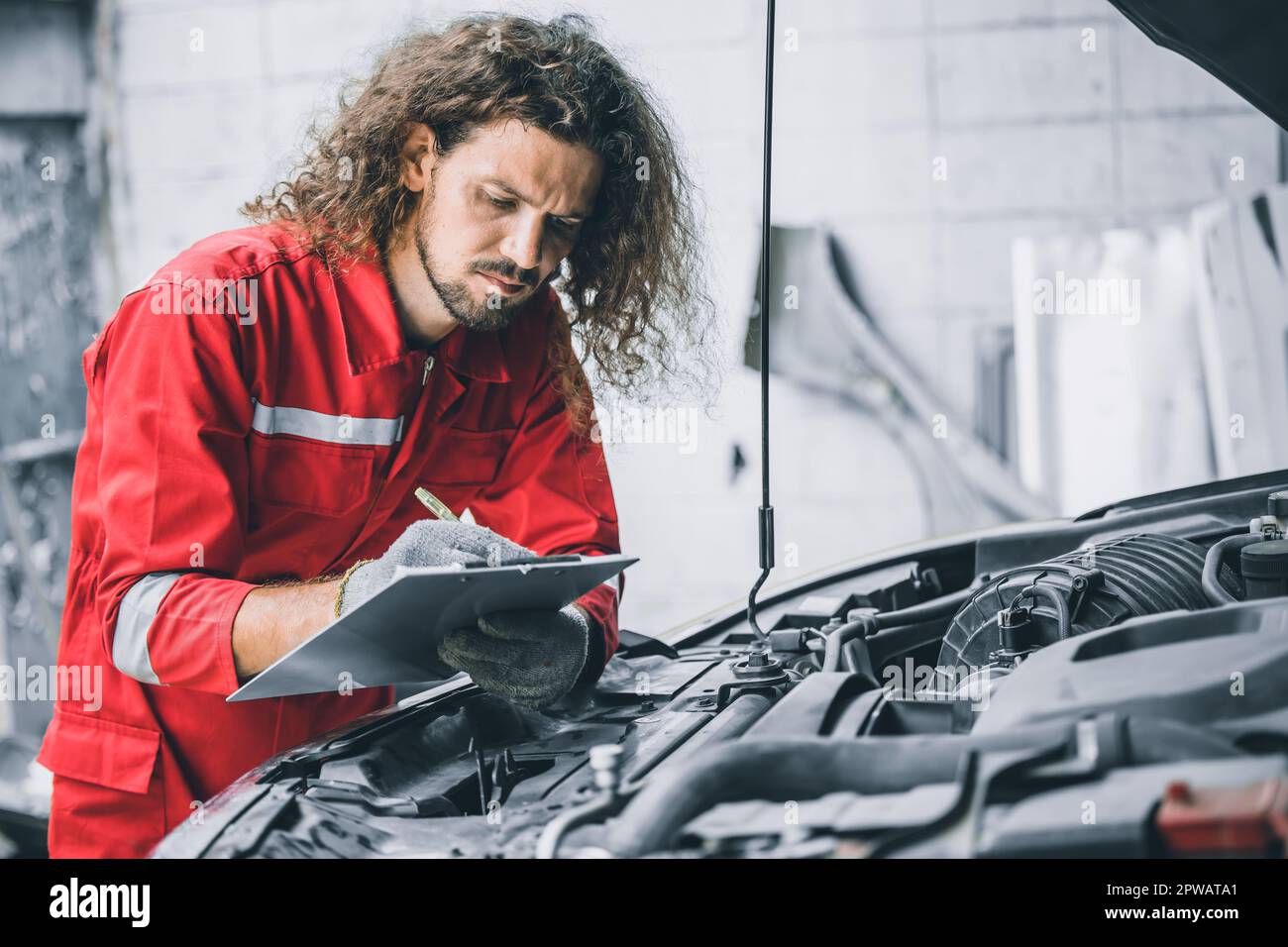 Mécanicien homme équipe travailleur travaillant avec la voiture problème moteur auto service vérifier remplacer la liste de pièces dans le garage Banque D'Images