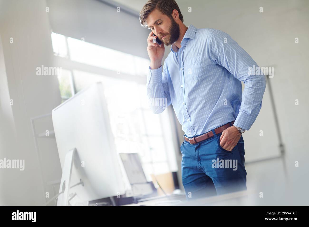 Le succès n'est pas définitif, l'échec n'est pas fatal. un beau designer parlant sur son téléphone au bureau. Banque D'Images