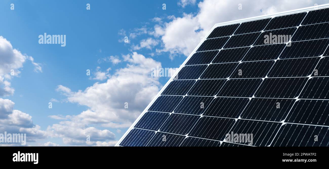 Panneaux solaires sur fond de ciel bleu. Photo de haute qualité Banque D'Images