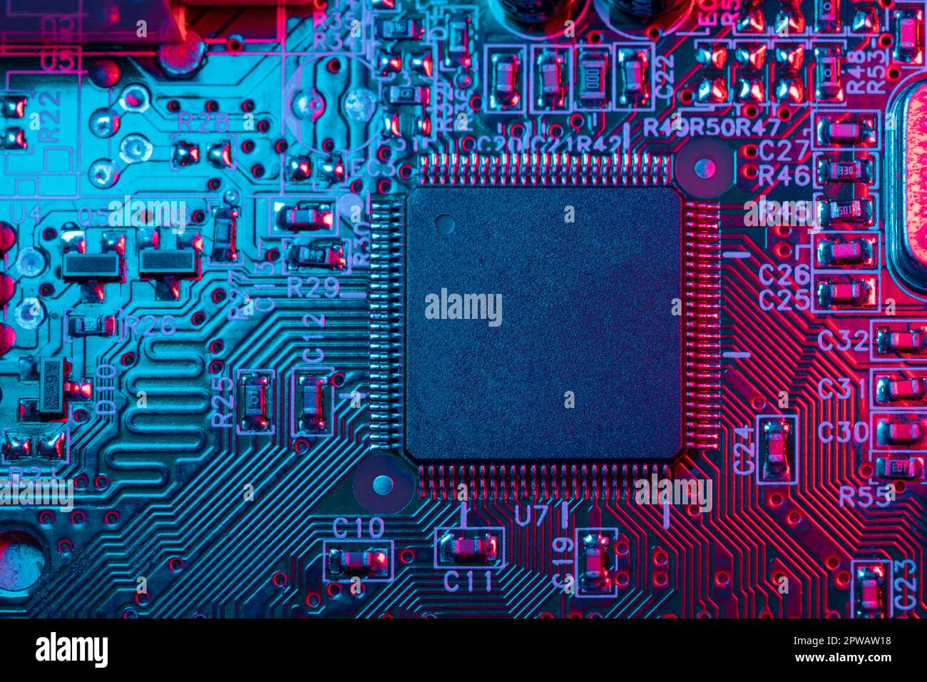 Microprocesseur numérique. Carte de circuit imprimé du contrôleur d'ordinateur - fermeture puces électroniques de l'unité centrale de traitement principale avec voie de signal de données. Banque D'Images