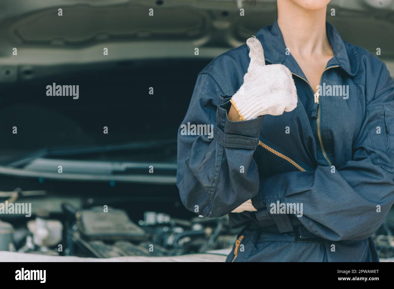 Mécanique main Thumbs vers le haut travail dans l'atelier de réparation automobile réparer voiture dans garage entretien Service en bon état heureux aimé au lieu de travail Banque D'Images