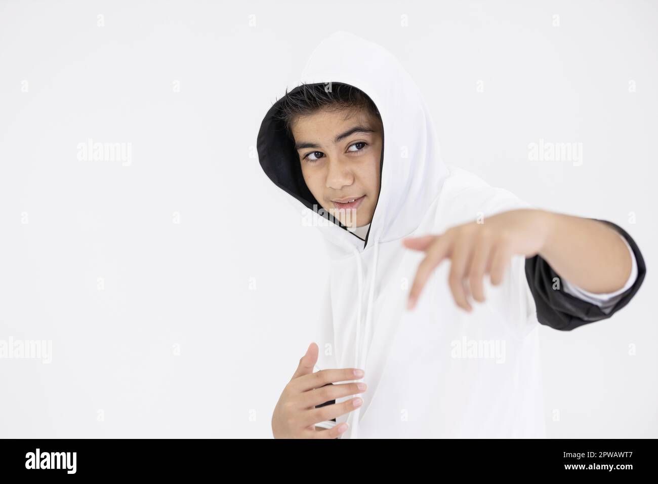 jeune garçon adolescent en hiphop dansant sur fond blanc Banque D'Images
