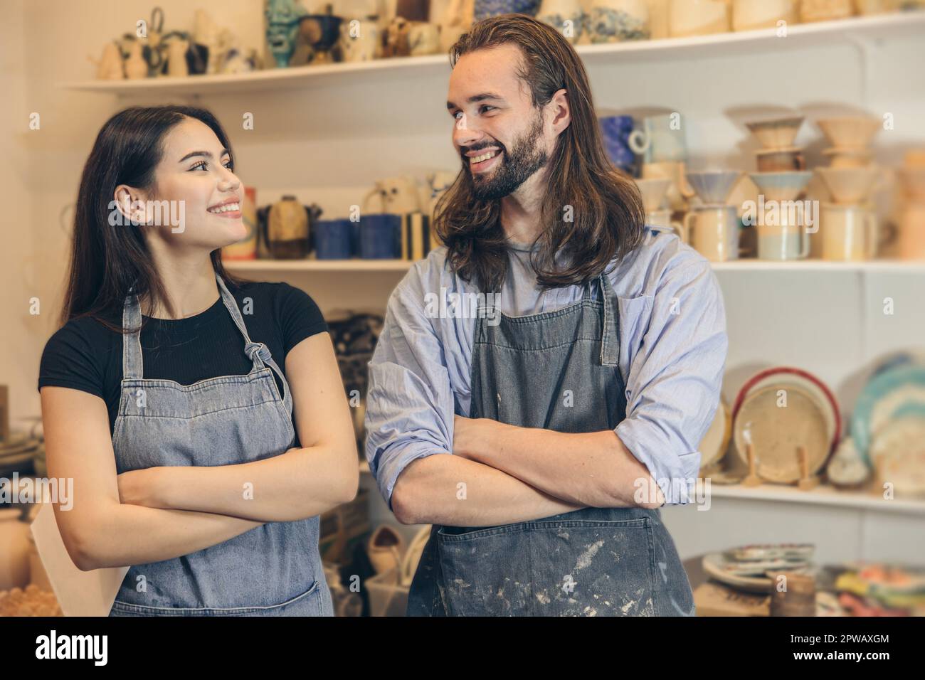 heureux jeune propriétaire d'affaires couple amis amoureux avec magasin de céramique de poterie Banque D'Images