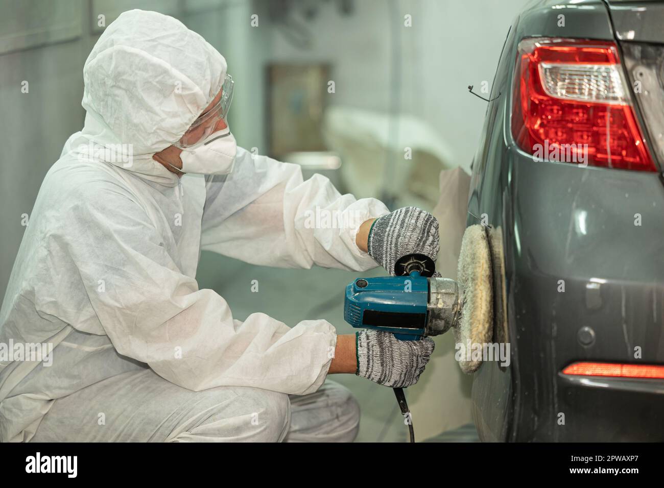 Garage voiture couleur réparation cire manteau et brillant équipe de polissage travaillant dans l'atelier automobile Banque D'Images