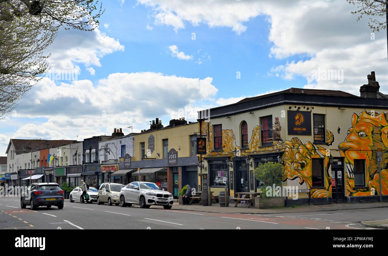 Boutiques de grande rue avec petits magasins indépendants et pub Golden Lion, Gloucester Rd, Bristol, Royaume-Uni Banque D'Images