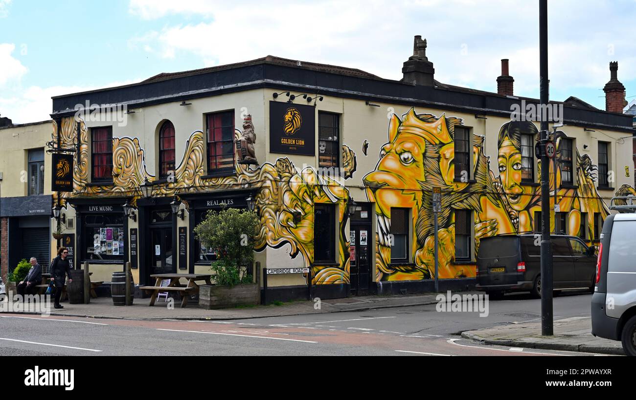 À l'extérieur du pub Golden Lion Gloucester Rd, Bishopston, Bristol, Royaume-Uni Banque D'Images