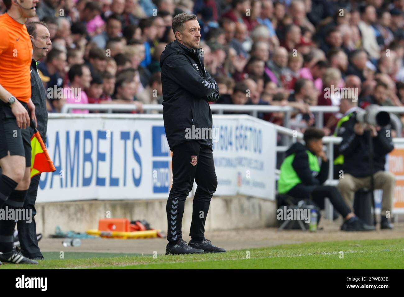 Jon Brady, directeur de Northampton Town, lors de la première moitié du match Sky Bet League 2 entre Northampton Town et Bradford City au PTS Academy Stadium, Northampton, le samedi 29th avril 2023. (Photo : John Cripps | MI News) Credit : MI News & Sport /Alay Live News Banque D'Images