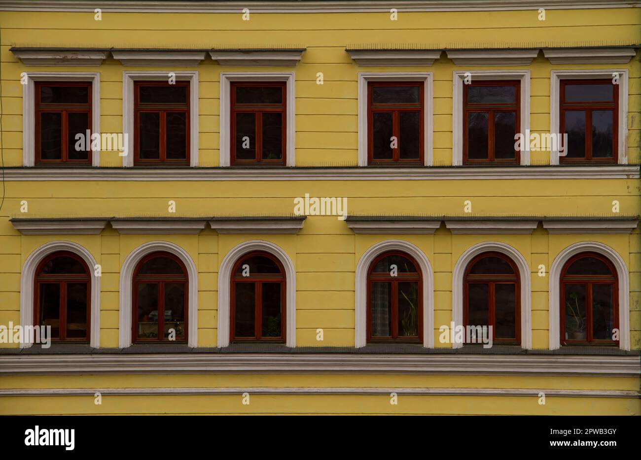 Fenêtres remarquables d'un appartement à Prague. Banque D'Images