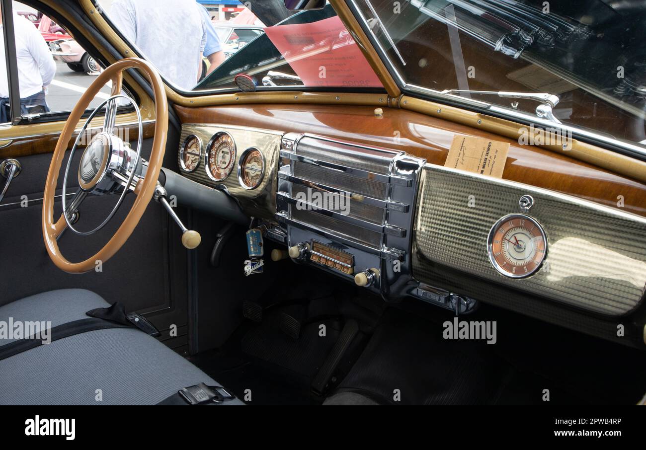 Gros plan sur un tableau de bord Roadmaster 1941 de Buick exposé lors d'un salon de voiture classique. Banque D'Images