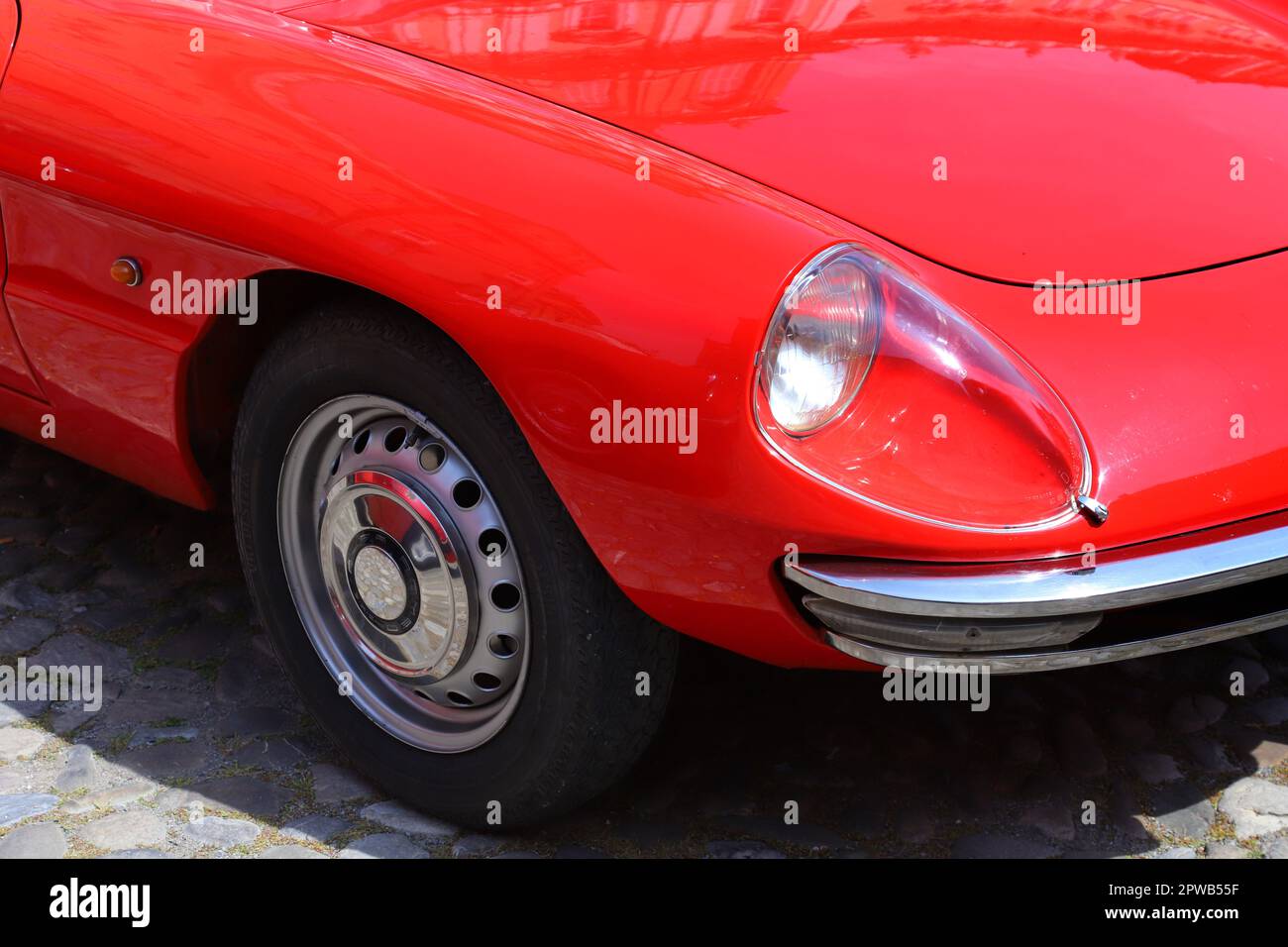 Italie, avril 2023, détail extérieur de la voiture d'époque Alfa Romeo Spider Duetto, exposition publique de voitures classiques Banque D'Images
