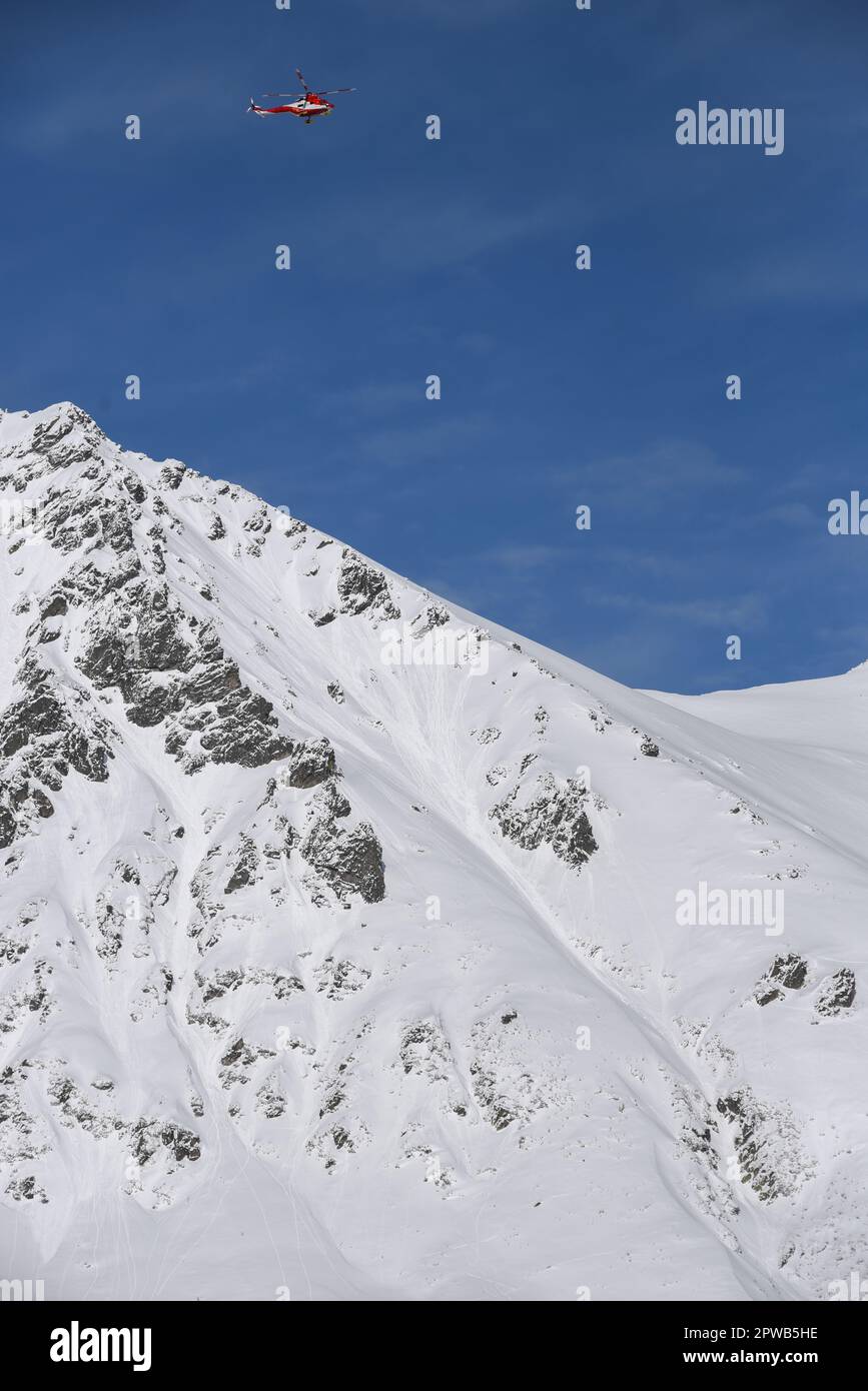 Hélicoptère TOPR dans le ciel pendant une opération de sauvetage dans les montagnes Tatra en Pologne en hiver. Banque D'Images