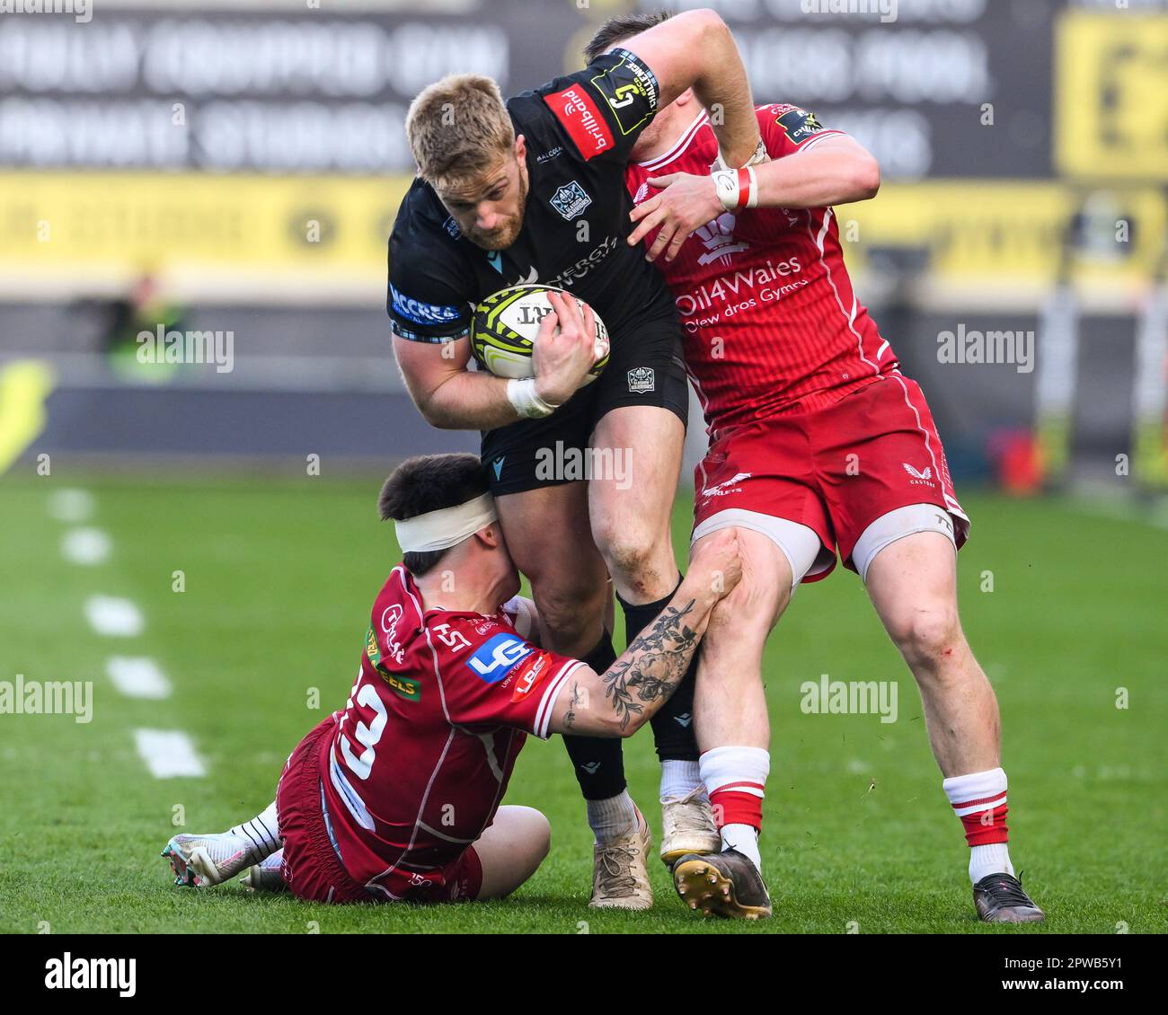 Kyle Steyn de Glasgow Warriors est affronté par Steff Evans et Joe Roberts de Scarlets lors de la demi-finale coupe du défi européen Llanelli Scarlets vs Glasgow Warriors au Parc y Scarlets, Llanelli, Royaume-Uni, 29th avril 2023 (photo de Craig Thomas/News Images), le 4/29/2023. (Photo de Craig Thomas/News Images/Sipa USA) crédit: SIPA USA/Alay Live News Banque D'Images