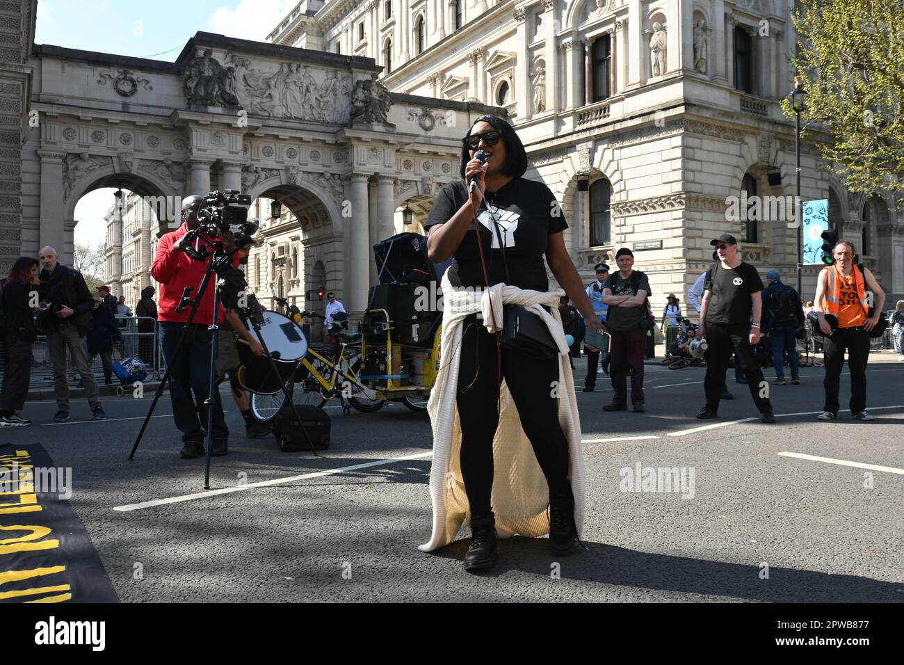 Whitehall, Londres, Royaume-Uni. 29th avril 2023. Black Lives Matter 'BLM' sit-in rallye à Whitehall - les réfugiés bienvenus, contre la loi d'état sur les frontières racistes, la loi anti-démocratique de police, de crime, de sentence et de tribunaux et le projet de loi fasciste d'ordre public. Rejoint par Just Stop Oil. Crédit : voir Li/Picture Capital/Alamy Live News Banque D'Images