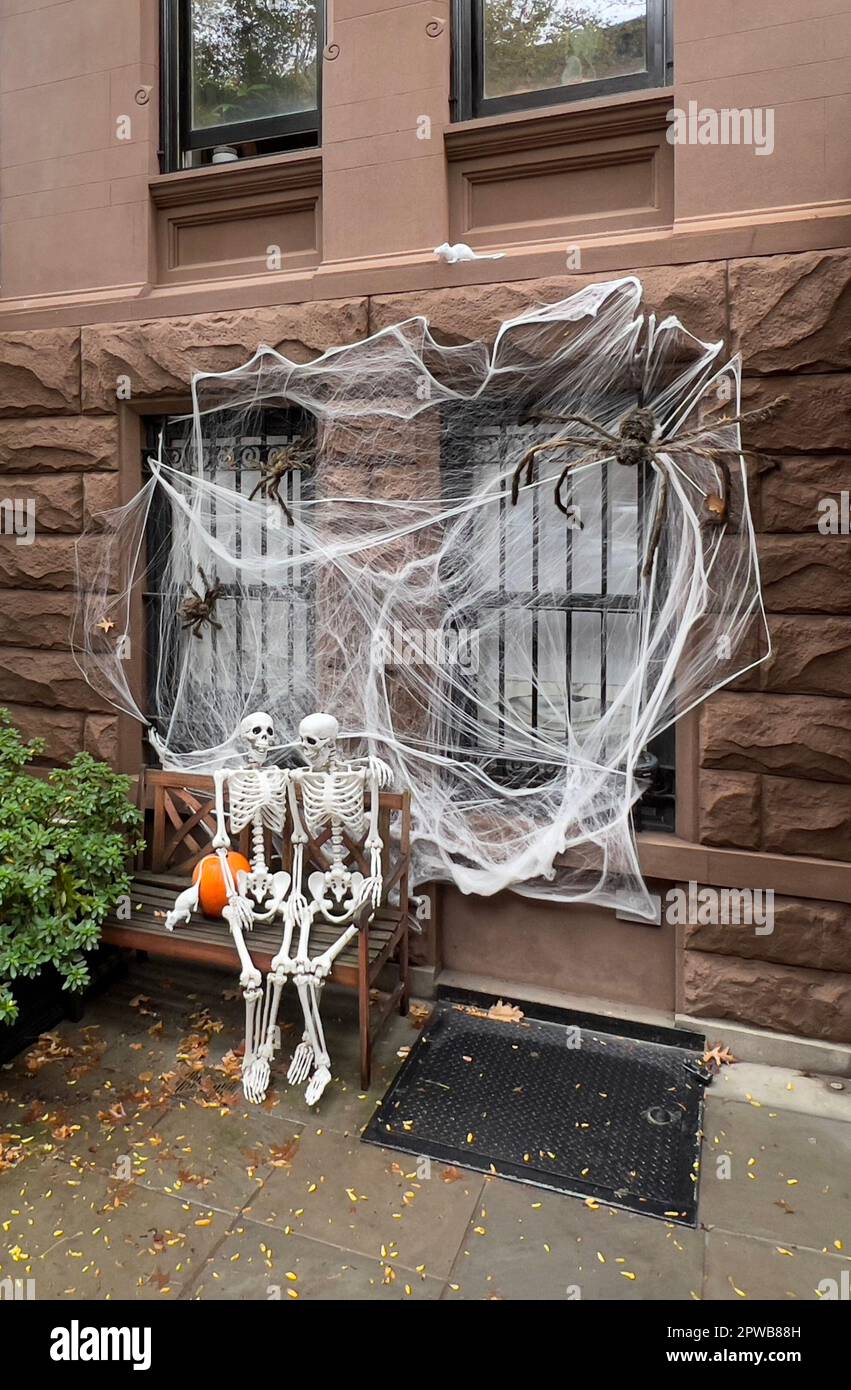 Décorations d'Halloween à l'extérieur d'une maison de ville dans l'Upper West Side de Manhattan, New York Banque D'Images