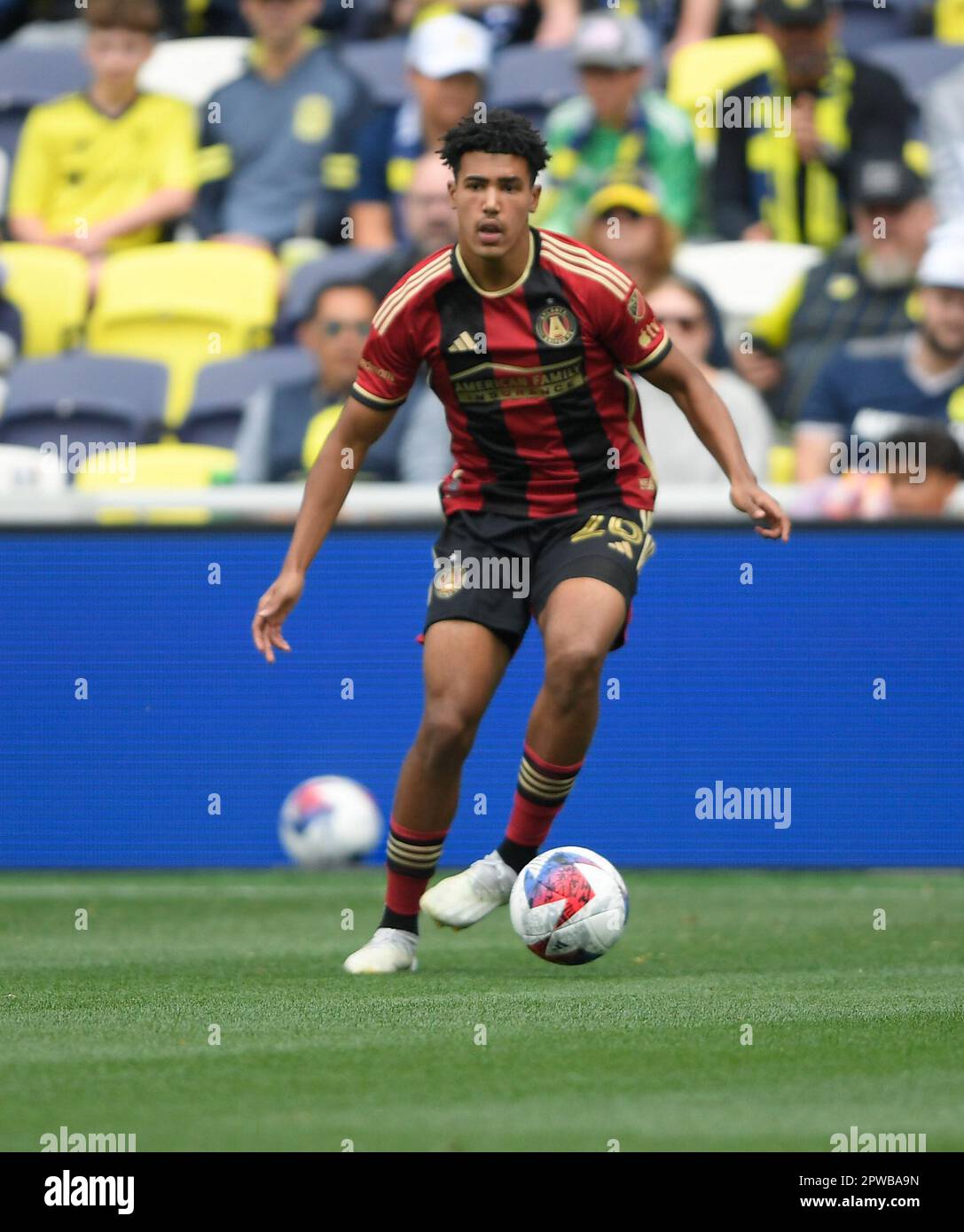Nashville, États-Unis. 29th avril 2023. 29 avril 2023: Le milieu de terrain d'Atlanta United Matheus Rossetto (20) dribble le ballon pendant la première moitié d'un jeu MLS entre Atlanta United FC et Nashville SC au parc Geodis à Nashville TN Steve Roberts/CSM/Sipa USA (image de crédit : @Steve Roberts/Cal Sport Media/Sipa USA)(image de crédit : © @ Steve Roberts/Cal Sport Media/Sipa USA) Credit: SIPA US/Alay Live News Banque D'Images