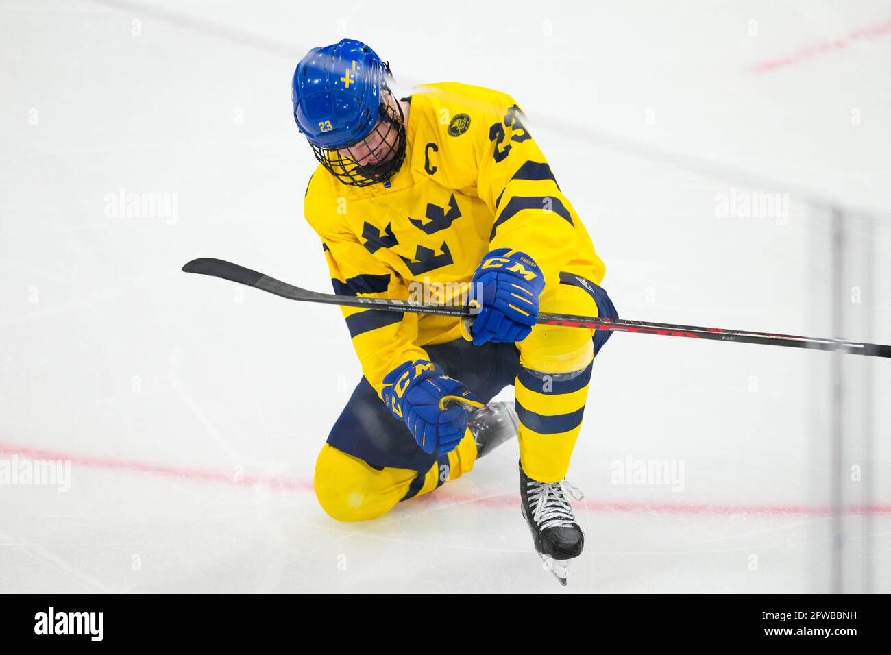 Bâle, Suisse. 29th avril 2023. BÂLE, SUISSE - 29 AVRIL : Otto Stenberg, de  Suède, célèbre son but lors de la demi-finale du Championnat du monde de  hockey sur glace U18 entre
