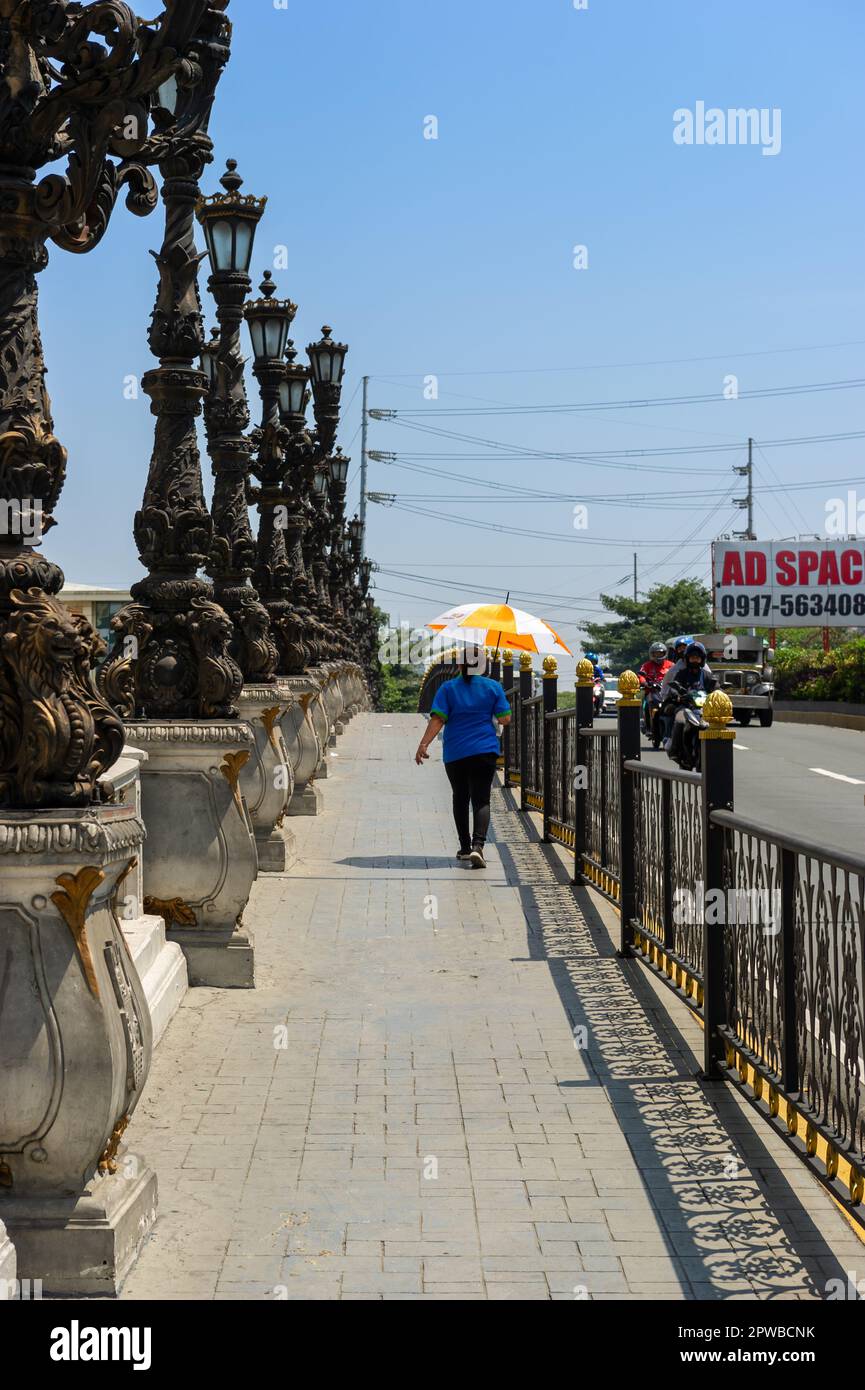 Promenade au-dessus du pont Jones pour traverser la rivière Pasig, Manille, Philippines Banque D'Images
