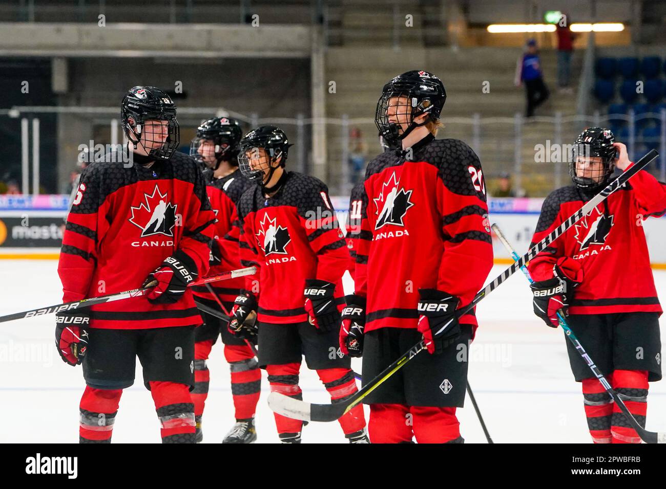 Bâle, Suisse. 29th avril 2023. BÂLE, SUISSE - 29 AVRIL : équipe Canada a  été nommée pour la défaite lors de la demi-finale du Championnat du monde  de hockey sur glace U18