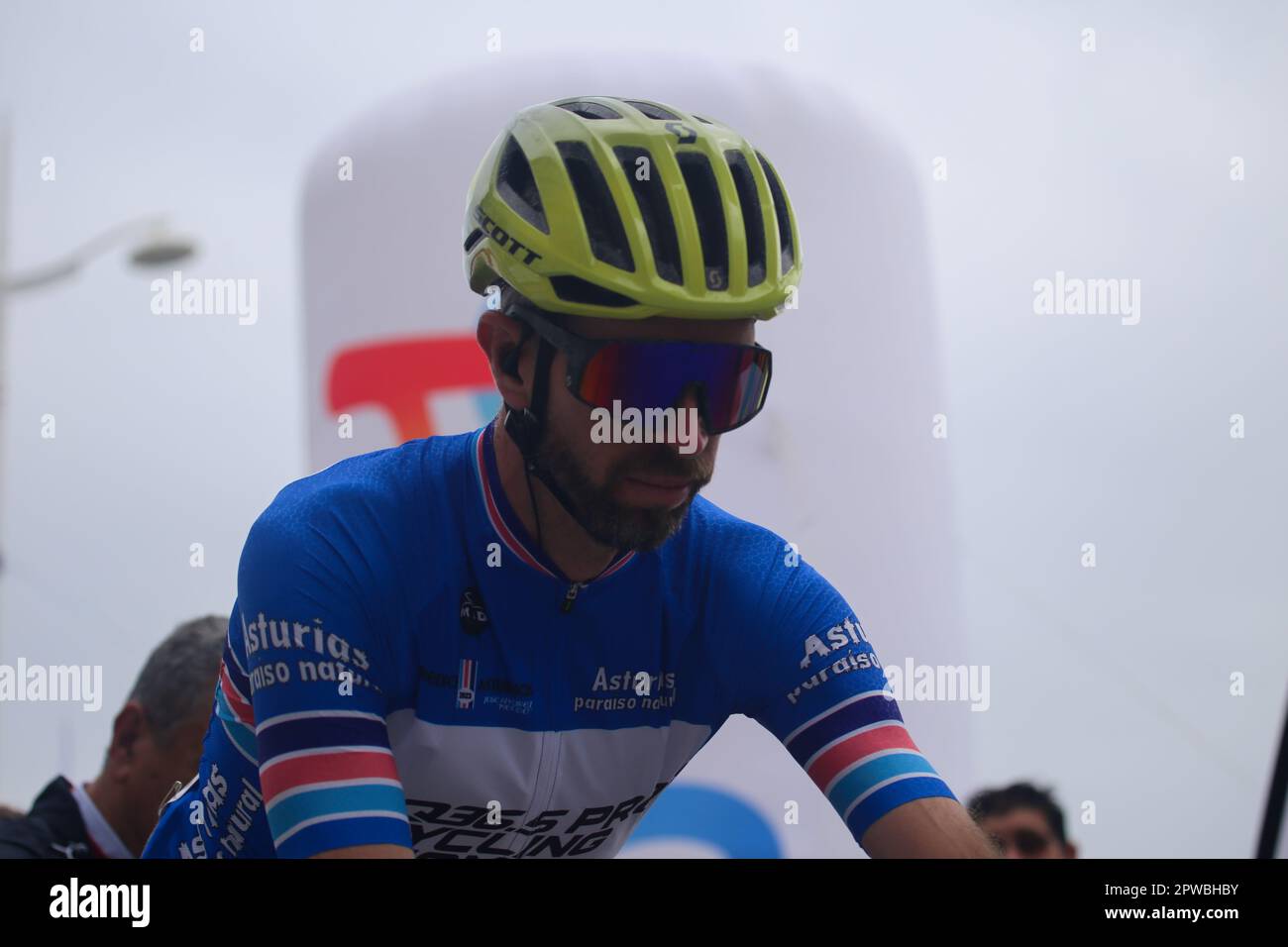 Candas, Espagne, 29th avril 2023 : pilote de l'équipe Pro Cycling Q36,5 29 avril 2023, Damien Howson avec le maillot bleu du leader général pendant la phase 2nd de la Vuelta a Asturias 2023 entre Candas et Cangas del Narcea, le avril, à Candas, en Espagne. Credit: Alberto Brevers / Alay Live News Banque D'Images