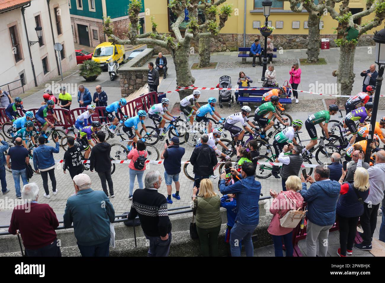 Candas, Espagne, 29th avril 2023: Le peloton en route a été neutralisé au cours de la phase 2nd de la Vuelta a Asturias 2023 entre Candas et Cangas del Narcea, sur 29 avril 2023, à Candas, en Espagne. Credit: Alberto Brevers / Alay Live News Banque D'Images