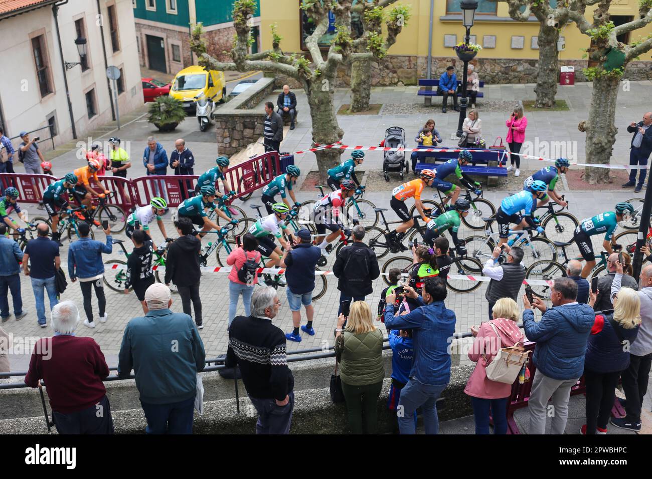 Candas, Espagne, 29th avril 2023: Le peloton en route a été neutralisé au cours de la phase 2nd de la Vuelta a Asturias 2023 entre Candas et Cangas del Narcea, sur 29 avril 2023, à Candas, en Espagne. Credit: Alberto Brevers / Alay Live News Banque D'Images